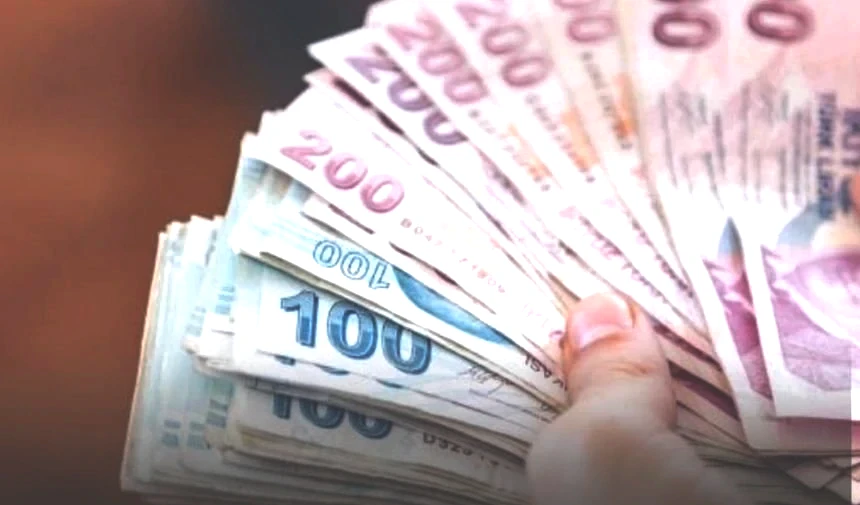 Bu nedenle milyonlarca çalışan, “Kademeli emeklilik ne zaman çıkacak?”, “Kimleri kapsayacak?” ve “Prim gün sayısı ile yaş şartı değişecek mi?” gibi soruların yanıtlarını aramaya devam ediyor.